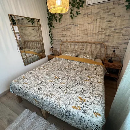 Hébergement de vacances Petite Maison Cosy Et Moderne Avec Bain A Remous Hyères