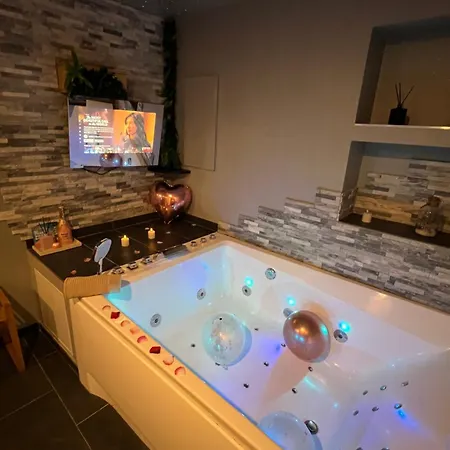 Petite Maison Cosy Et Moderne Avec Bain A Remous
